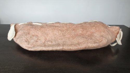 Prachtige cocon in de kleuren wit met oud roze. (geverfd met meekrap)